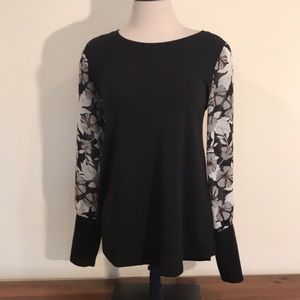 3 for $15 or 5 for $25 🌺🛍
Maurices floral blouse